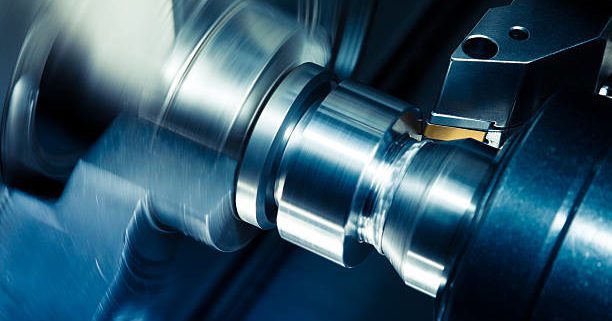 Usinagem de componente metálico em torno